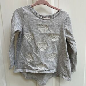 Jillian’s Closet 2T Gray and White Long Sleeve Girls High Low Decorative Blouse